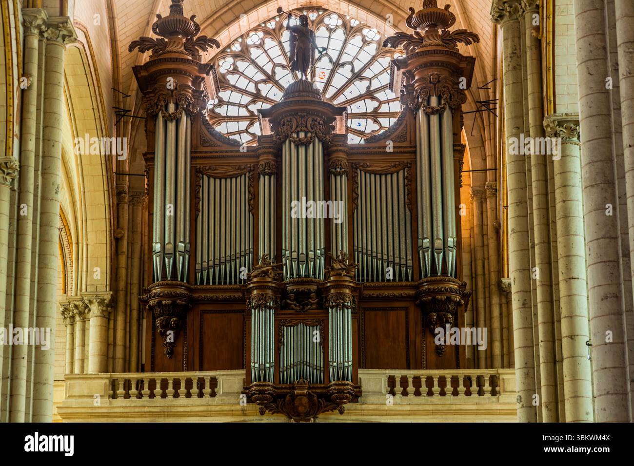 Orgue de la cathédrale Saint-Pierre de Poitiers, construit à partir de 1787 par François-Henri Clicquot. La construction de la cathédrale a commencé en 1166 sur l'emplacement des anciens édifices religieux, à l'initiative d'Éléonore d'Aquitaine et Henri II Plantagenêt, alors reine et roi d'Angleterre et ducs de Normandie et d'Aquitaine. Ils étaient d'importants mécènes des arts et de la culture de leur époque et ont fait don, entre autres, du célèbre vitrail représentant la Crucifixion dans l'abside. Rue Emile Faguet, Poitiers, Nouvelle-Aquitaine, France Banque D'Images
