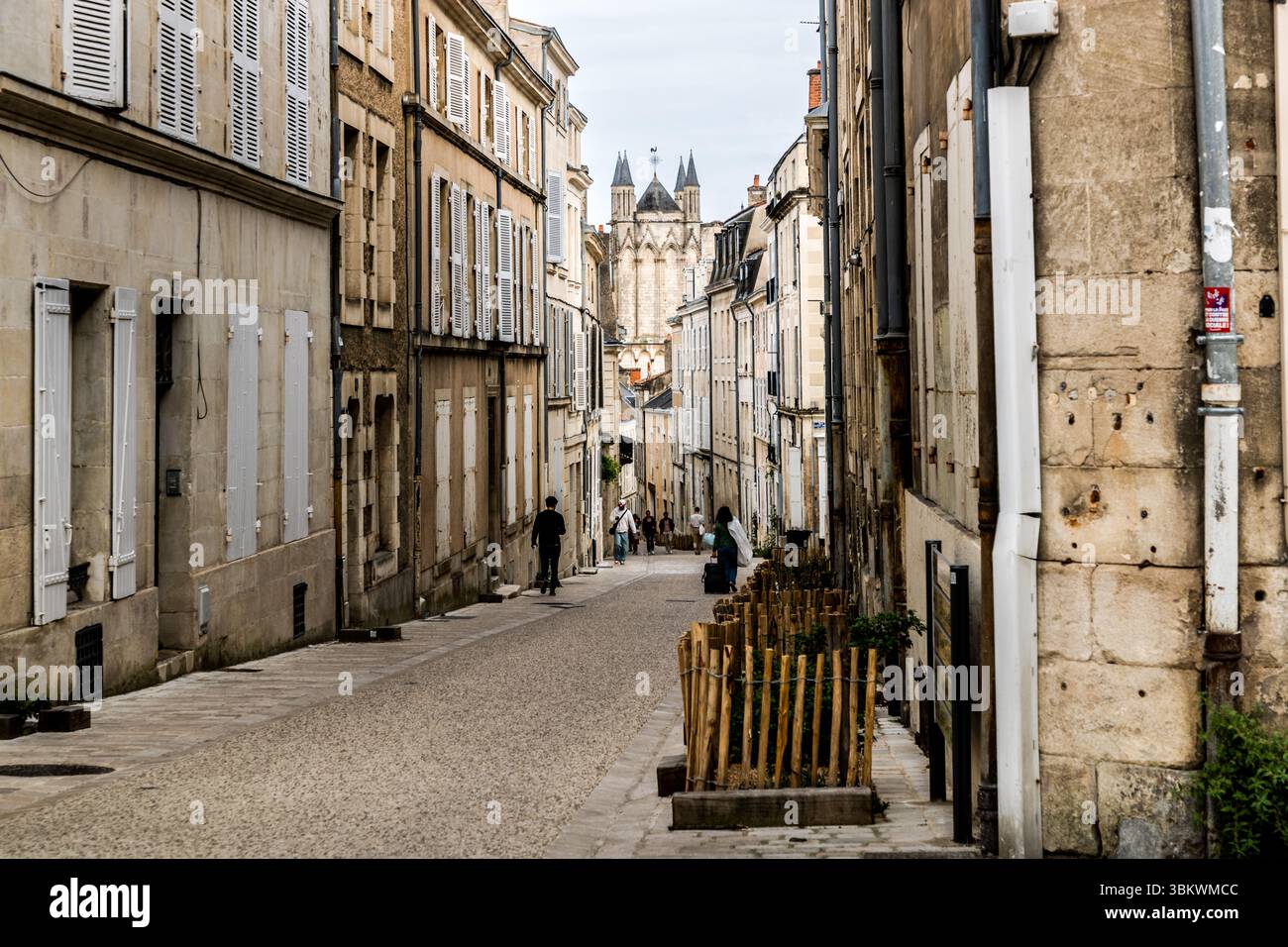 Zone piétonne dans la vieille ville de Poitiers, en Nouvelle-Aquitaine, et vue sur la cathédrale Saint-Pierre, impressionnante avec 100 mètres de longueur. Poitiers, Nouvelle-Aquitaine, France Banque D'Images