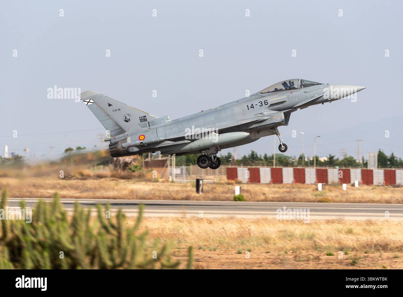Aviation espagnole Eurofighter EF-2000 Typhoon S avion de chasse décollant à l'aéroport de Murcie San Javier, Espagne. Base aérienne militaire. Ejercito del aire jet Banque D'Images