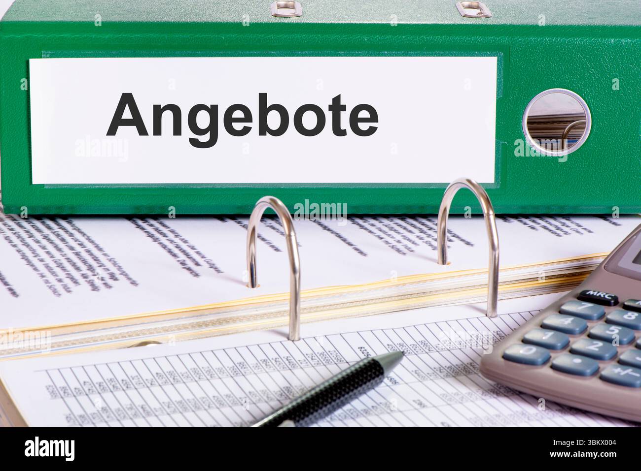 Angebot und Nachfrage Ein Aktenordner für Dokumente und Papiere ist beschriftet mit dem Aufdruck Angebote *** offre et demande Un dossier pour docu Banque D'Images