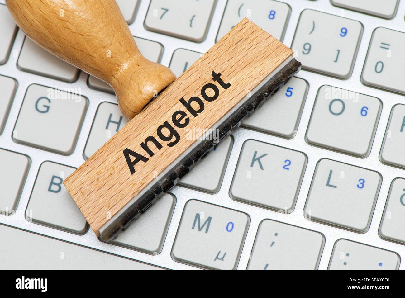 Angebot und Nachfrage Ein Holzstempel ist beschriftet mit dem Aufdruck Angebot *** offre et demande Un timbre en bois est inscrit avec les mots approvisionnement Banque D'Images