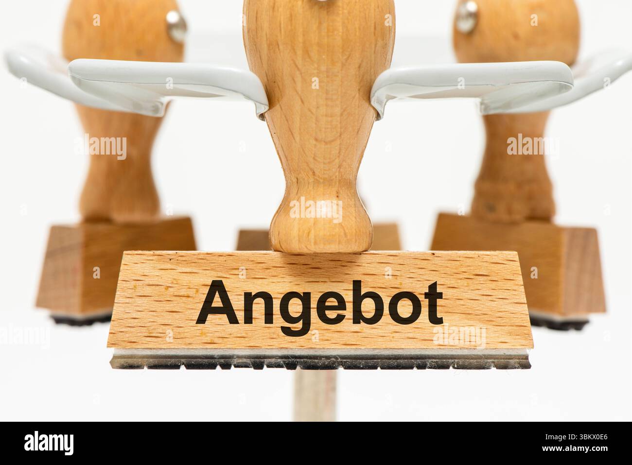 Angebot und Nachfrage Ein Holzstempel ist beschriftet mit dem Aufdruck Angebot *** offre et demande Un timbre en bois est inscrit avec les mots approvisionnement Banque D'Images