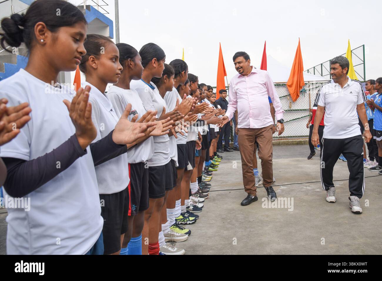 Kolkata, Inde. 22 juin 2025. Sujit Bose, ministre des incendies de l’État du Bengale occidental et président de Hockey Bengale, serre la main de joueurs de hockey junior lors de la célébration de la Journée mondiale olympique à Howrah, au Bengale occidental, en Inde, le 22 juin 2025. Photo de Debajyoti Chakraborty.(photo : Debajyoti Chakraborty/News images) crédit : News images LTD/Alamy Live News Banque D'Images