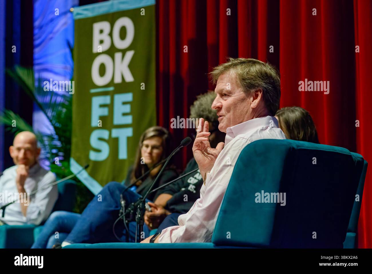 La Nouvelle-Orléans, LOUISIANE, États-Unis - 28 mars 2025 : Michael Lewis parle de son dernier livre, "Who is Government ?" Avec David Shipley, intervieweur, et ses collaborateurs Casey Cep, W. Kamau Bell et Sarah Vowell au New Orleans Book Festival à l'Université de Tulane. Banque D'Images