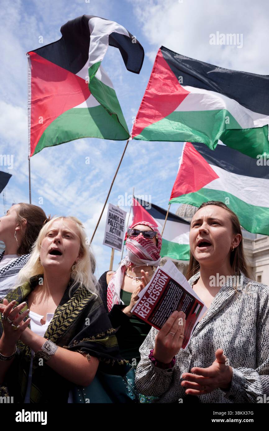 Le jour où la ministre de l'intérieur Yvette Cooper annonce au parlement que le gouvernement interdira le groupe "action Palestine" en vertu des lois sur le terrorisme, des groupes de soutien pro-palestiniens, y compris "Stop the War Coalition", "cage and Muslim engagement and Development (MEND) protestent à Trafalgar Square en raison de l'arrêt de la police devant le parlement, le 23 juin 2025, à Londres, Angleterre. La semaine dernière, des activistes de Palestine action ont pénétré dans l'aérodrome de Brize Norton de la RAF et ont pulvérisé de la peinture rouge sur les moteurs de deux avions militaires pour protester contre le soutien du Royaume-Uni à Israël sur la WA Banque D'Images