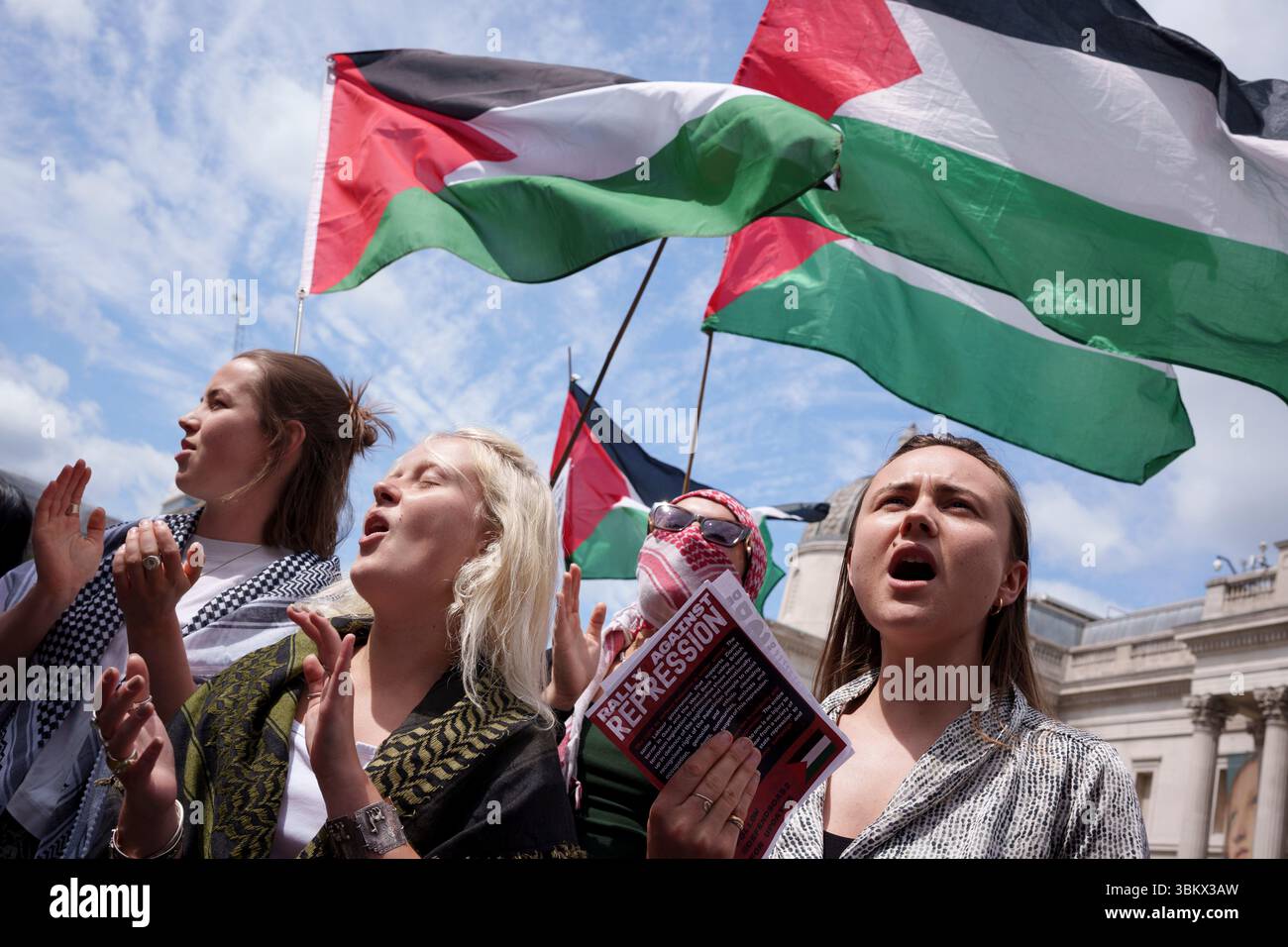 Le jour où la ministre de l'intérieur Yvette Cooper annonce au parlement que le gouvernement interdira le groupe "action Palestine" en vertu des lois sur le terrorisme, des groupes de soutien pro-palestiniens, y compris "Stop the War Coalition", "cage and Muslim engagement and Development (MEND) protestent à Trafalgar Square en raison de l'arrêt de la police devant le parlement, le 23 juin 2025, à Londres, Angleterre. La semaine dernière, des activistes de Palestine action ont pénétré dans l'aérodrome de Brize Norton de la RAF et ont pulvérisé de la peinture rouge sur les moteurs de deux avions militaires pour protester contre le soutien du Royaume-Uni à Israël sur la WA Banque D'Images