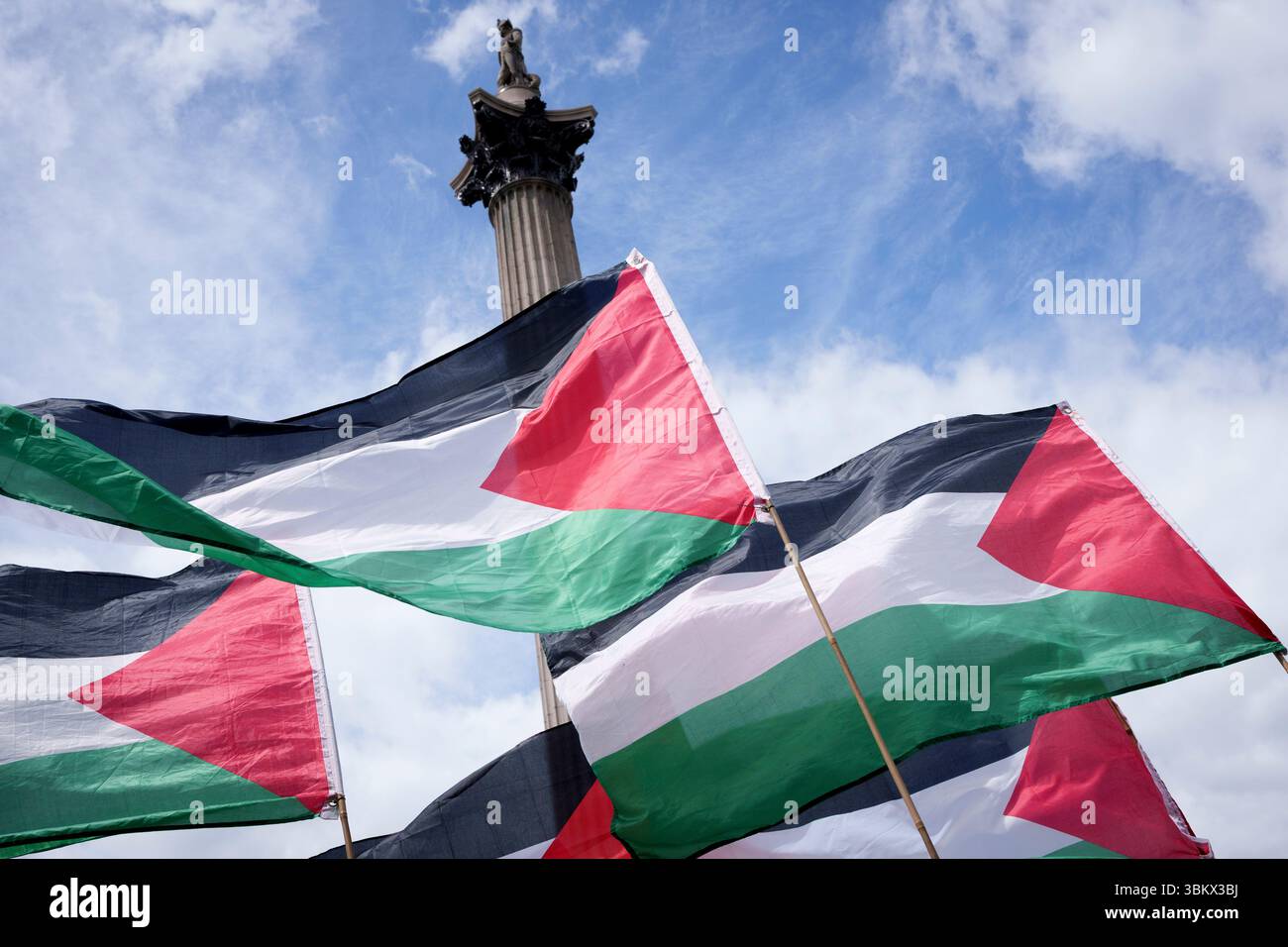 Le jour où la ministre de l'intérieur Yvette Cooper annonce au parlement que le gouvernement interdira le groupe "action Palestine" en vertu des lois sur le terrorisme, des groupes de soutien pro-palestiniens, y compris "Stop the War Coalition", "cage and Muslim engagement and Development (MEND) protestent à Trafalgar Square en raison de l'arrêt de la police devant le parlement, le 23 juin 2025, à Londres, Angleterre. La semaine dernière, des activistes de Palestine action ont pénétré dans l'aérodrome de Brize Norton de la RAF et ont pulvérisé de la peinture rouge sur les moteurs de deux avions militaires pour protester contre le soutien du Royaume-Uni à Israël sur la WA Banque D'Images