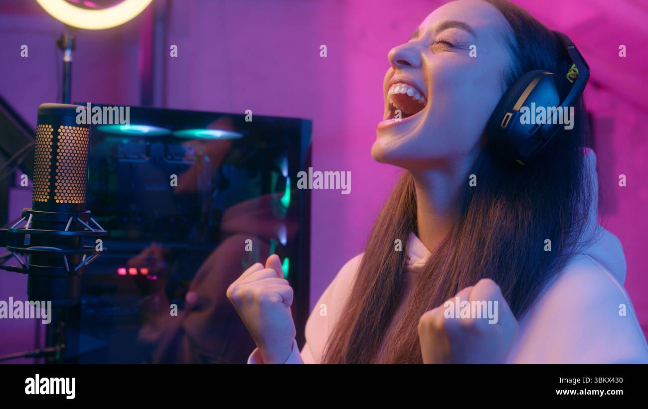 Femme femme femme caucasienne heureux streamer gamer gagnant champion jouer en ligne match Battle stream portant casque gagnant le succès criant Banque D'Images