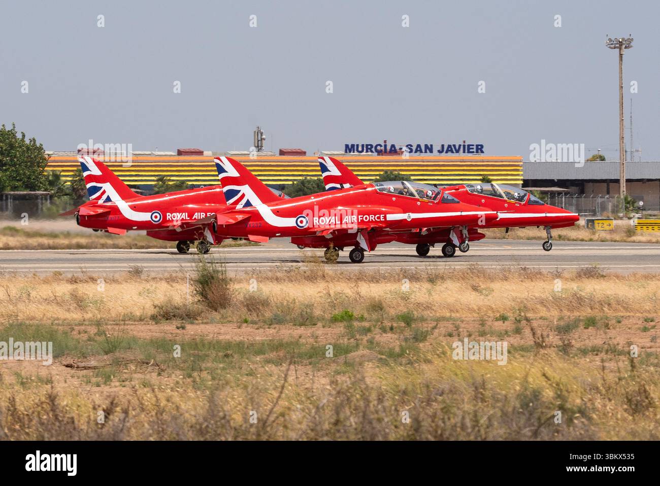 Les flèches rouges de la Royal Air Force affichent des avions d'équipe au départ de la base aérienne de Murcie San Javier après avoir participé au salon aérien AIRE25 du Festival international de l'air Banque D'Images