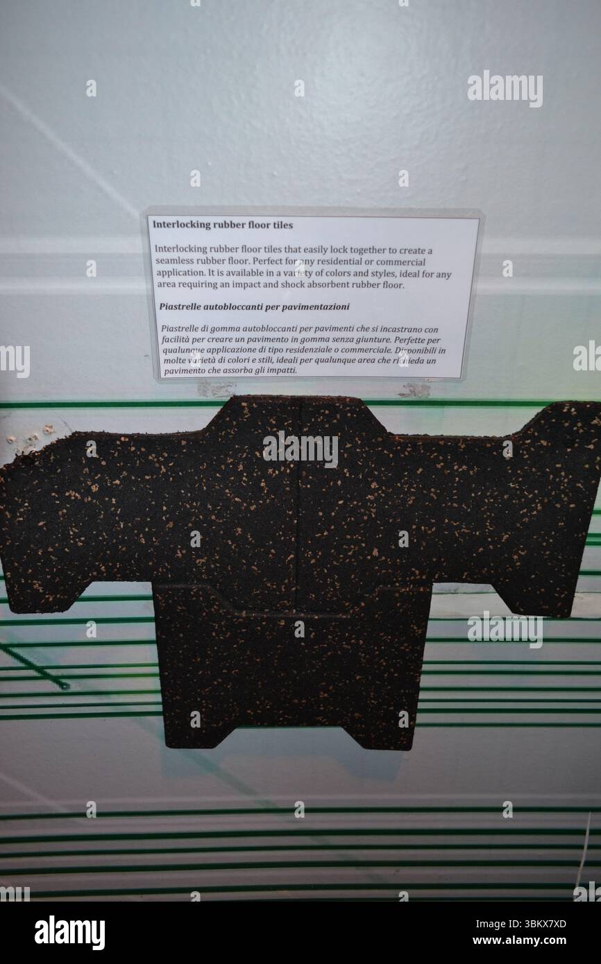 Exposition de carreaux de sol emboîtés en caoutchouc naturel pour créer un sol en caoutchouc sans soudure pour une surface de pièce absorbant les chocs et les chocs. Promotion de l'arbre à caoutchouc. Banque D'Images