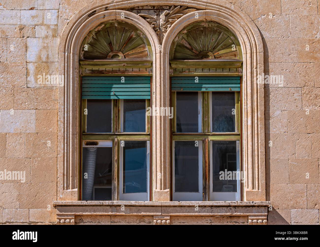 Croatie : une arche vitrée avec volets verts à Split Banque D'Images