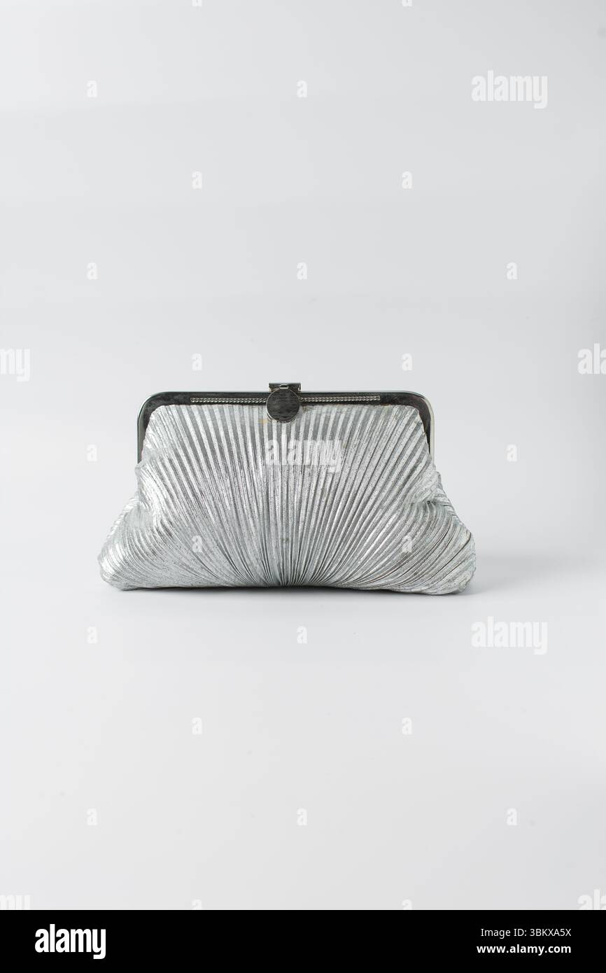 Sac à main en argent fait à la main sur un fond blanc, sac à main en argent fait à la main sur fond blanc, sac à main gris argenté artisan avec une poignée courte Banque D'Images