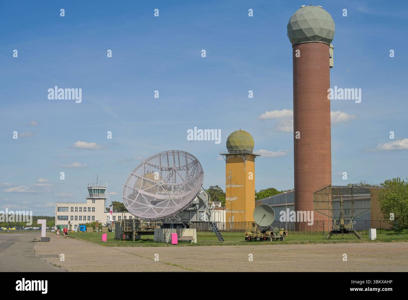 Funkmessgerät 65 Würzburger Riese, Militärhistorisches Museum der Bundeswehr, Flugplatz Gatow, Spandau, Berlin, Deutschland *** appareil de mesure radio 65 Würzburger Riese, Musée d'histoire militaire des forces armées allemandes, aérodrome de Gatow, Spandau, Berlin, Allemagne Banque D'Images