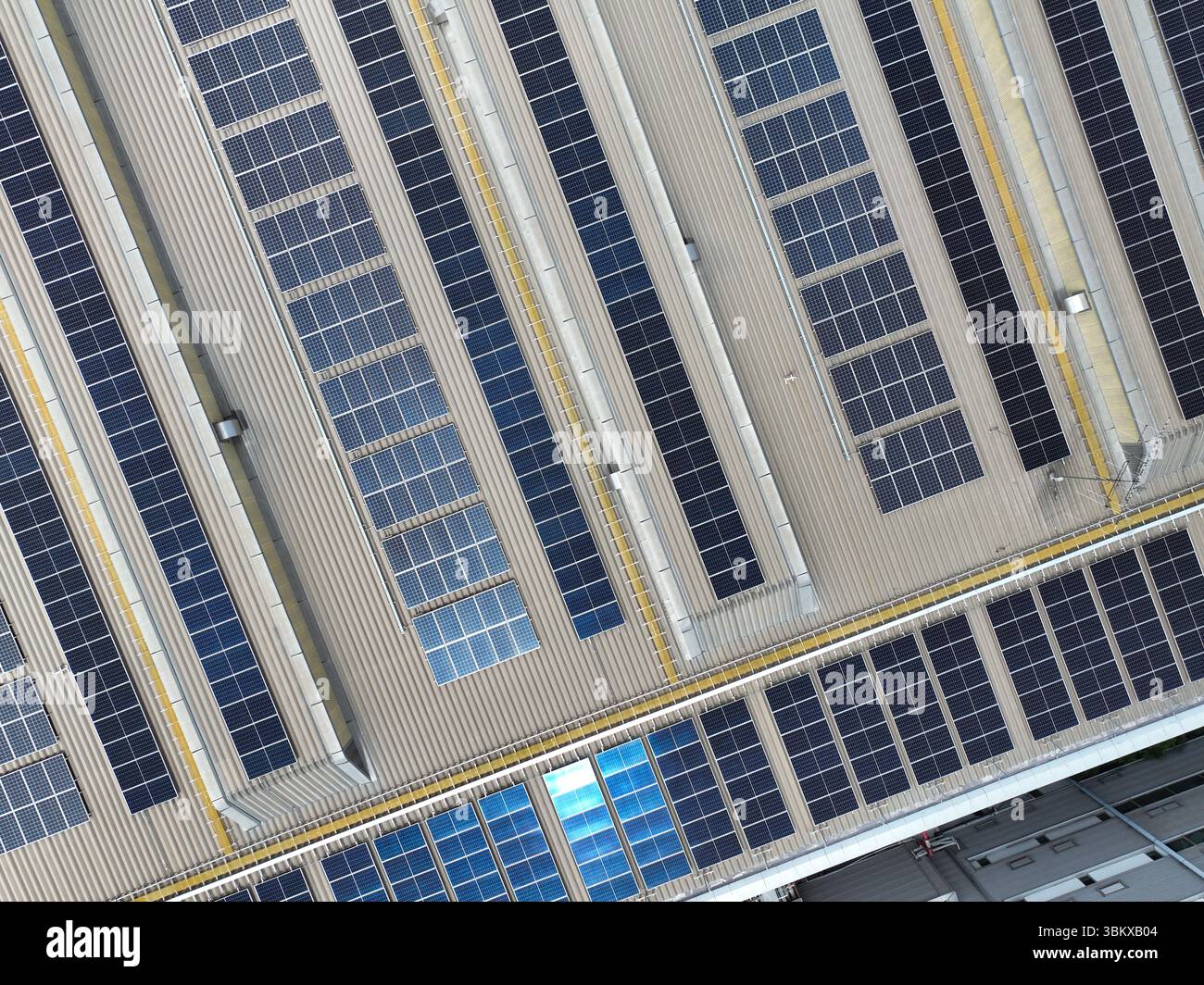 Entrepôt à énergie solaire. Centre de distribution moderne avec panneau solaire sur le toit. Entrepôt écologique. Solutions logistiques durables Banque D'Images