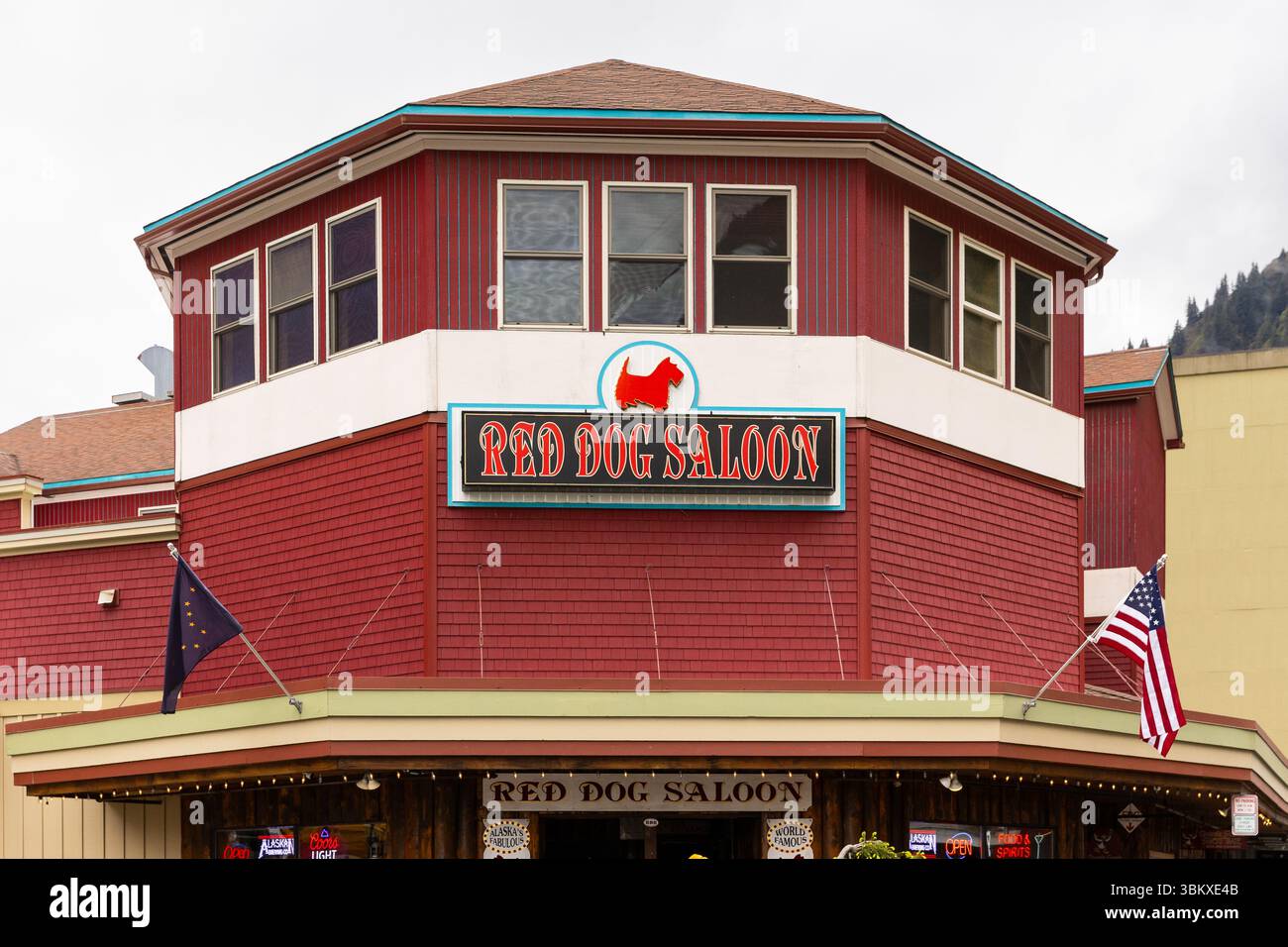 Le Red Dog Saloon est un bar et restaurant préféré des habitants et des touristes situé dans le centre-ville de Juneau. Ils sont célèbres pour leur tir de fart de canard. Banque D'Images