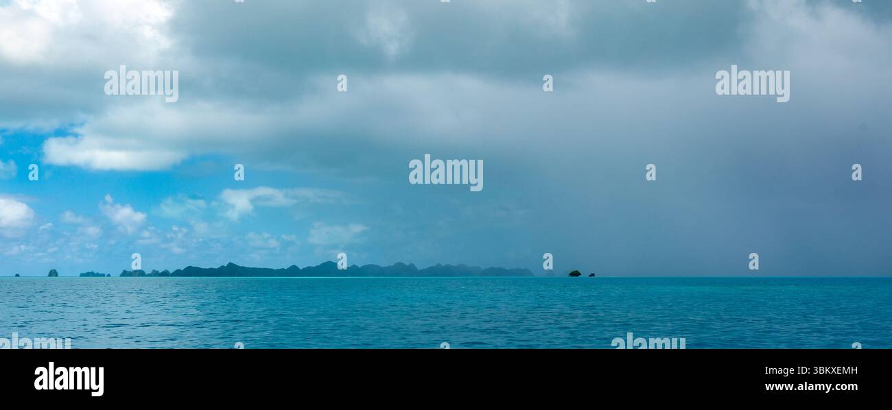 Une vue panoramique d'un plan d'eau avec des îles au loin, sous un ciel nuageux. Banque D'Images Une vue panoramique d'un plan d'eau avec des îles au loin, sous un ciel nuageux. Banque D'Images