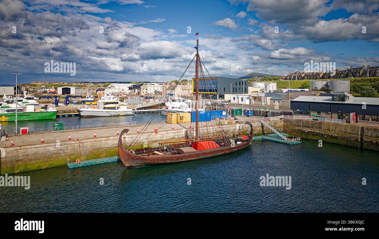 Le navire viking Draken Harald Harfagre construit en Norvège le plus grand du monde amarré à Buckie Harbour Moray en Écosse Banque D'Images