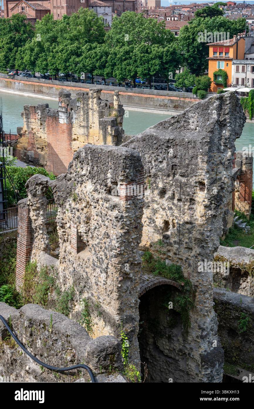 Ruines du théâtre romain, Vérone, Lombardie, Italie Banque D'Images