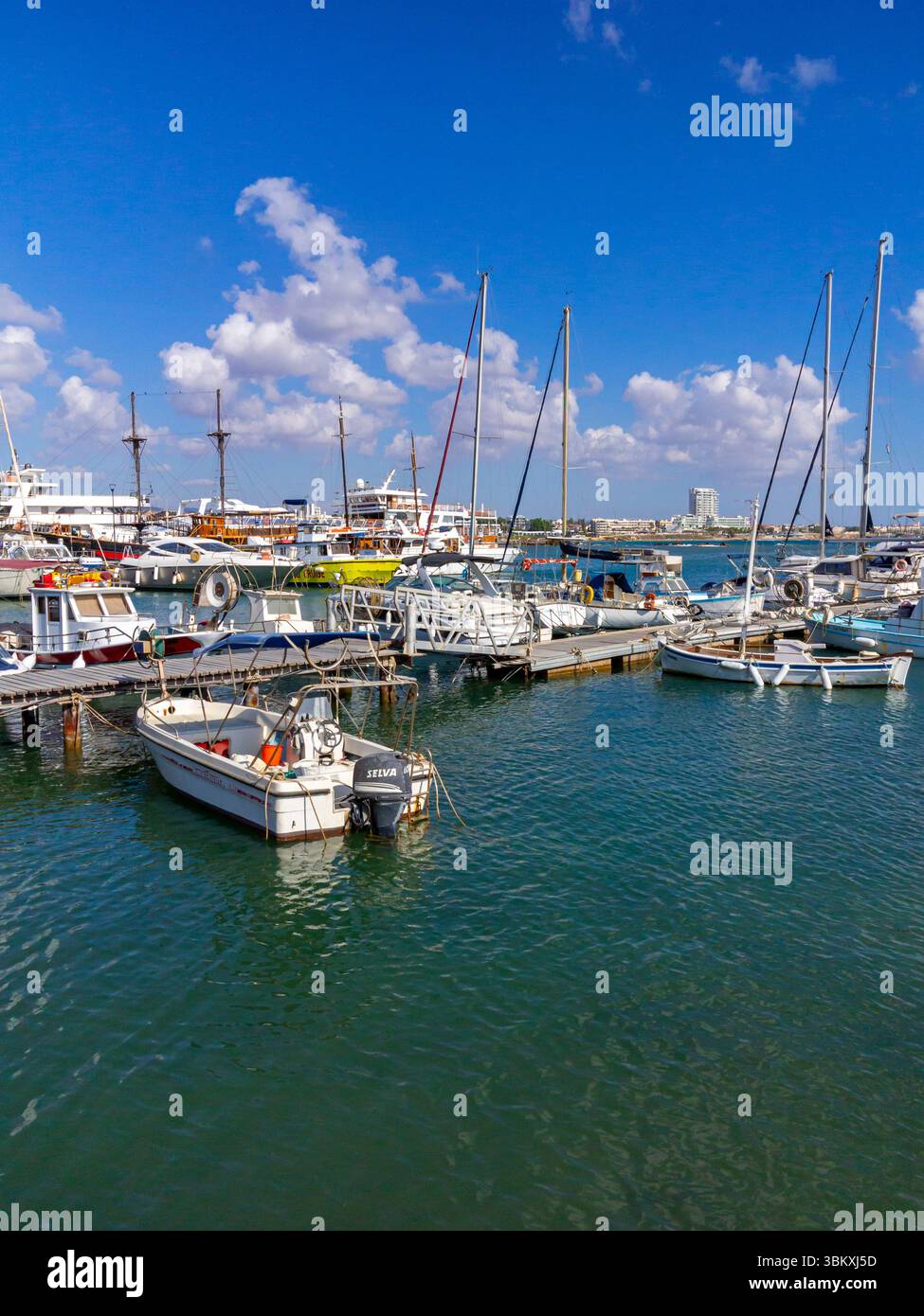Bateaux amarrés dans le port au bord de la mer à Paphos, une station balnéaire touristique sur la côte sud-ouest de Chypre dans la Méditerranée orientale. Banque D'Images