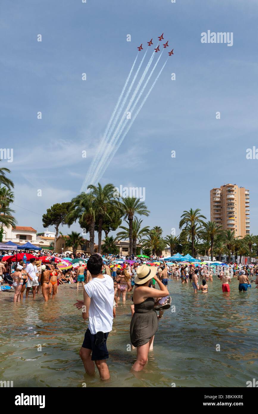 Patrouille Suisse expose l'équipe de l'armée de l'air suisse pilotant des avions de chasse Northrop F-5E Tiger II au AIRE25 Air Festival à San Javier, Murcie. Au-dessus de la plage Banque D'Images