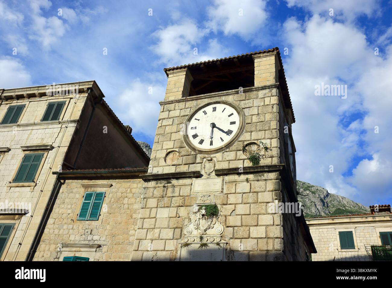 Tour de l'horloge dans la vieille ville de Kotor Banque D'Images