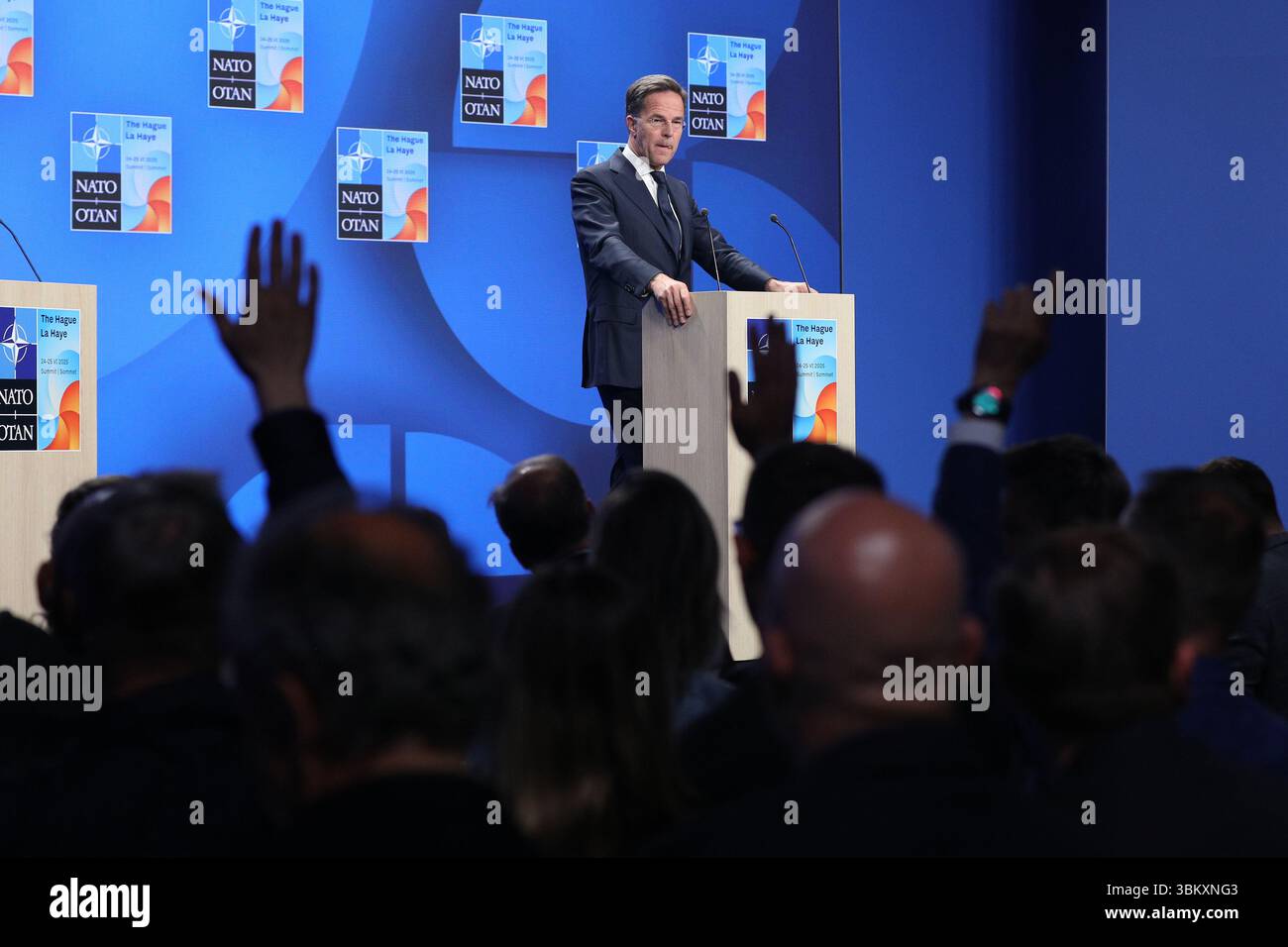 La Haye, pays-Bas. 23 juin 2025. Le secrétaire général de l'Organisation du Traité de l'Atlantique Nord (OTAN), Mark Rutte, rencontre la presse à la Haye, aux pays-Bas, le 23 juin 2025. Le sommet de l'OTAN doit se tenir à la Haye du 24 au 25 juin de cette année. Crédit : Zhao Dingzhe/Xinhua/Alamy Live News Banque D'Images