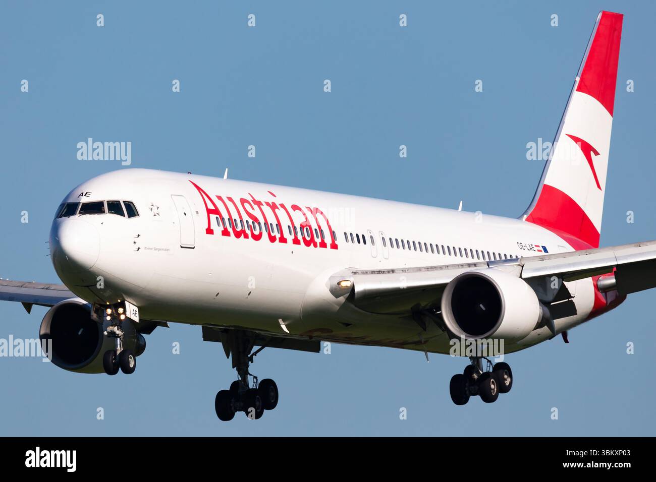 Vienne, Autriche - 2 mai 2025 : Boeing 767-300 d'Austrian Airlines à l'aéroport de Vienne. Aviation et aéronefs. Transport aérien et voyages. FL Banque D'Images