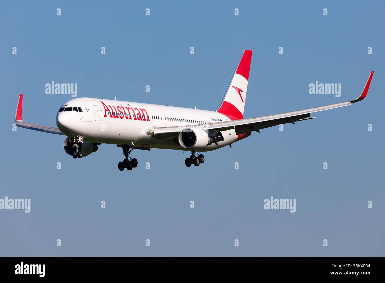 Vienne, Autriche - 2 mai 2025 : Boeing 767-300 d'Austrian Airlines à l'aéroport de Vienne. Aviation et aéronefs. Transport aérien et voyages. FL Banque D'Images