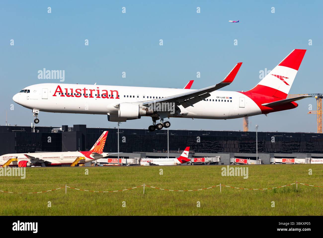 Vienne, Autriche - 2 mai 2025 : Boeing 767-300 d'Austrian Airlines à l'aéroport de Vienne. Aviation et aéronefs. Transport aérien et voyages. FL Banque D'Images