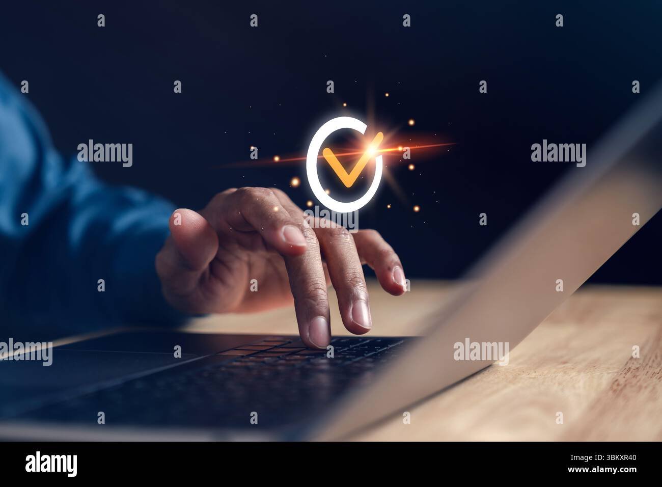 Gros plan saisie manuelle sur ordinateur portable avec coche symbolisant l'assurance qualité, la garantie, l'approbation et le processus de validation sécurisé dans le numérique moderne et Banque D'Images