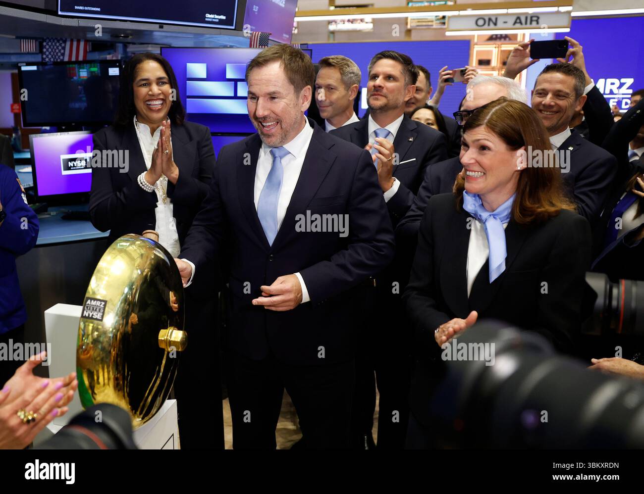New York, États-Unis. 23 juin 2025. Jan Jenisch, Président-directeur général d'Amrize, (C) et d'autres représentants d'Amrize se tiennent sur le flor de la Bourse de New York à Wall Street le lundi 23 juin 2025 à New York. Les stocks ont commencé la journée à la hausse lundi après que les États-Unis sont entrés en guerre d'Israël contre l'Iran au cours du week-end en frappant trois sites nucléaires. Photo de John Angelillo/UPI crédit : UPI/Alamy Live News Banque D'Images