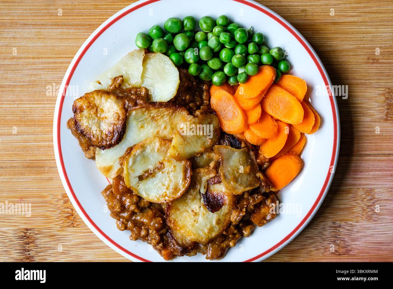 Londres Royaume-Uni, 23 juin 2025, plat traditionnel de bœuf préféré des Britanniques avec des carottes et des pois Banque D'Images