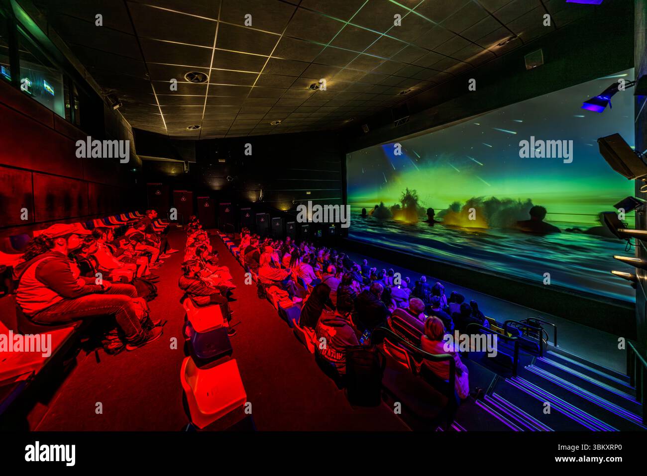 Le Futuroscope près de Poitiers est un parc d'attractions spécialisé dans les thèmes futuristes, les expériences multimédia et les attractions innovantes. Avenue René Monory, Chasseneuil-du-Poitou, Nouvelle-Aquitaine, France Banque D'Images
