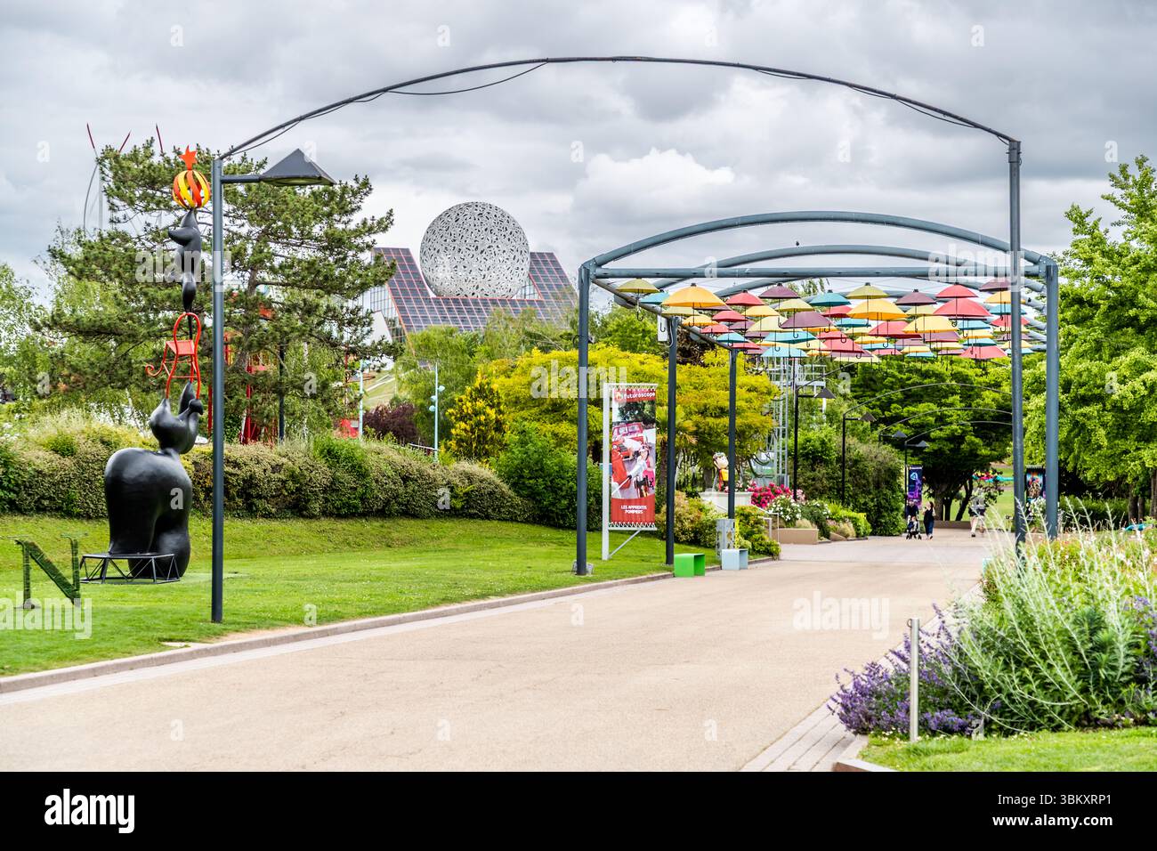 Le Futuroscope près de Poitiers est un parc d'attractions spécialisé dans les thèmes futuristes, les expériences multimédia et les attractions innovantes. Route sans nom, Chasseneuil-du-Poitou, Nouvelle-Aquitaine, France Banque D'Images