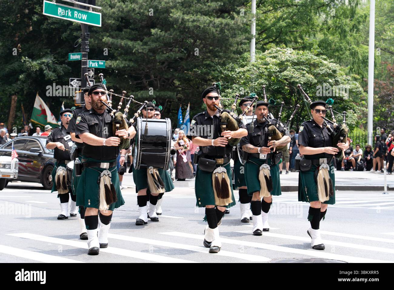 Défilé du jour du drapeau à New York. NYC Department of Sanitation Pipes & Drums de la Emerald Society défilent. Banque D'Images