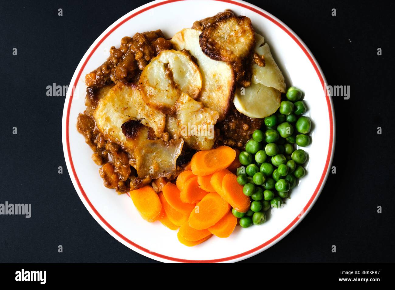 Londres Royaume-Uni, 23 juin 2025, plat traditionnel de bœuf préféré des Britanniques avec des carottes et des pois Banque D'Images