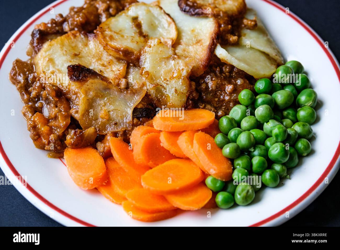 Londres Royaume-Uni, 23 juin 2025, plat traditionnel de bœuf préféré des Britanniques avec des carottes et des pois Banque D'Images