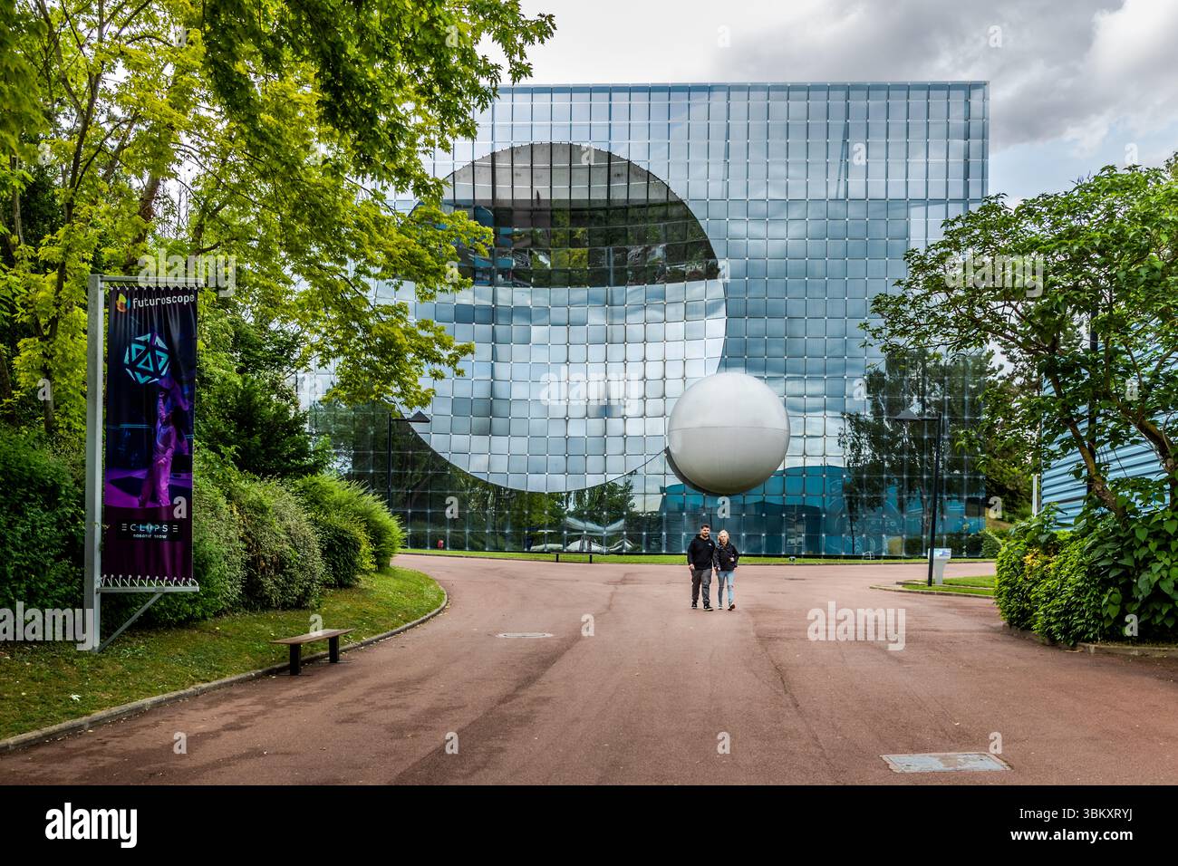 Le Futuroscope près de Poitiers est un parc d'attractions spécialisé dans les thèmes futuristes, les expériences multimédia et les attractions innovantes. Avenue René Monory, Chasseneuil-du-Poitou, Nouvelle-Aquitaine, France Banque D'Images