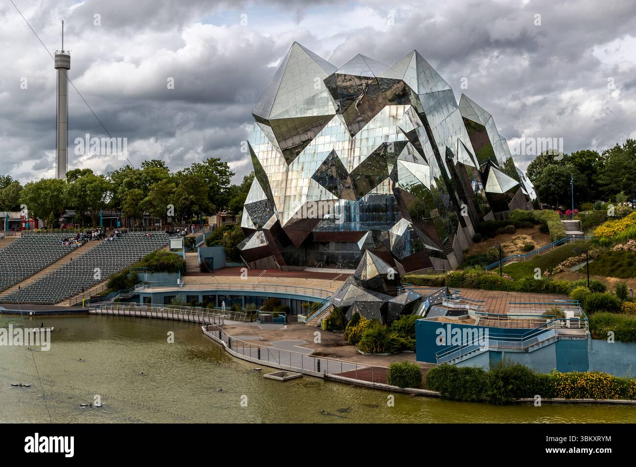 Le Futuroscope près de Poitiers est un parc d'attractions spécialisé dans les thèmes futuristes, les expériences multimédia et les attractions innovantes. Futuropolis, Chasseneuil-du-Poitou, Nouvelle-Aquitaine, France Banque D'Images