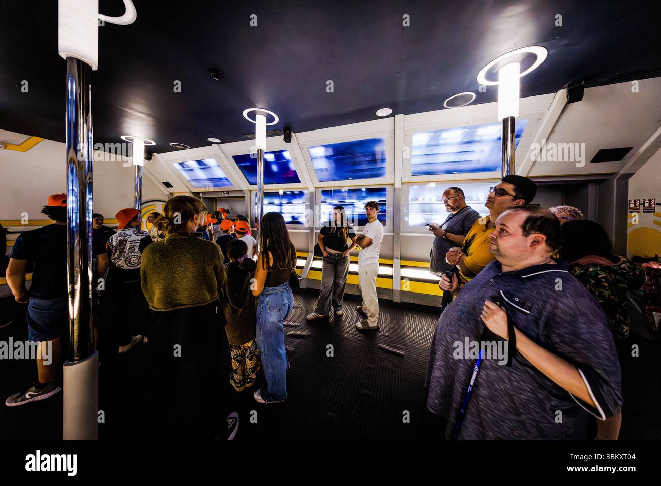 Le Futuroscope près de Poitiers est un parc d'attractions spécialisé dans les thèmes futuristes, les expériences multimédia et les attractions innovantes. Allée principale, Chasseneuil-du-Poitou, Nouvelle-Aquitaine, France Banque D'Images