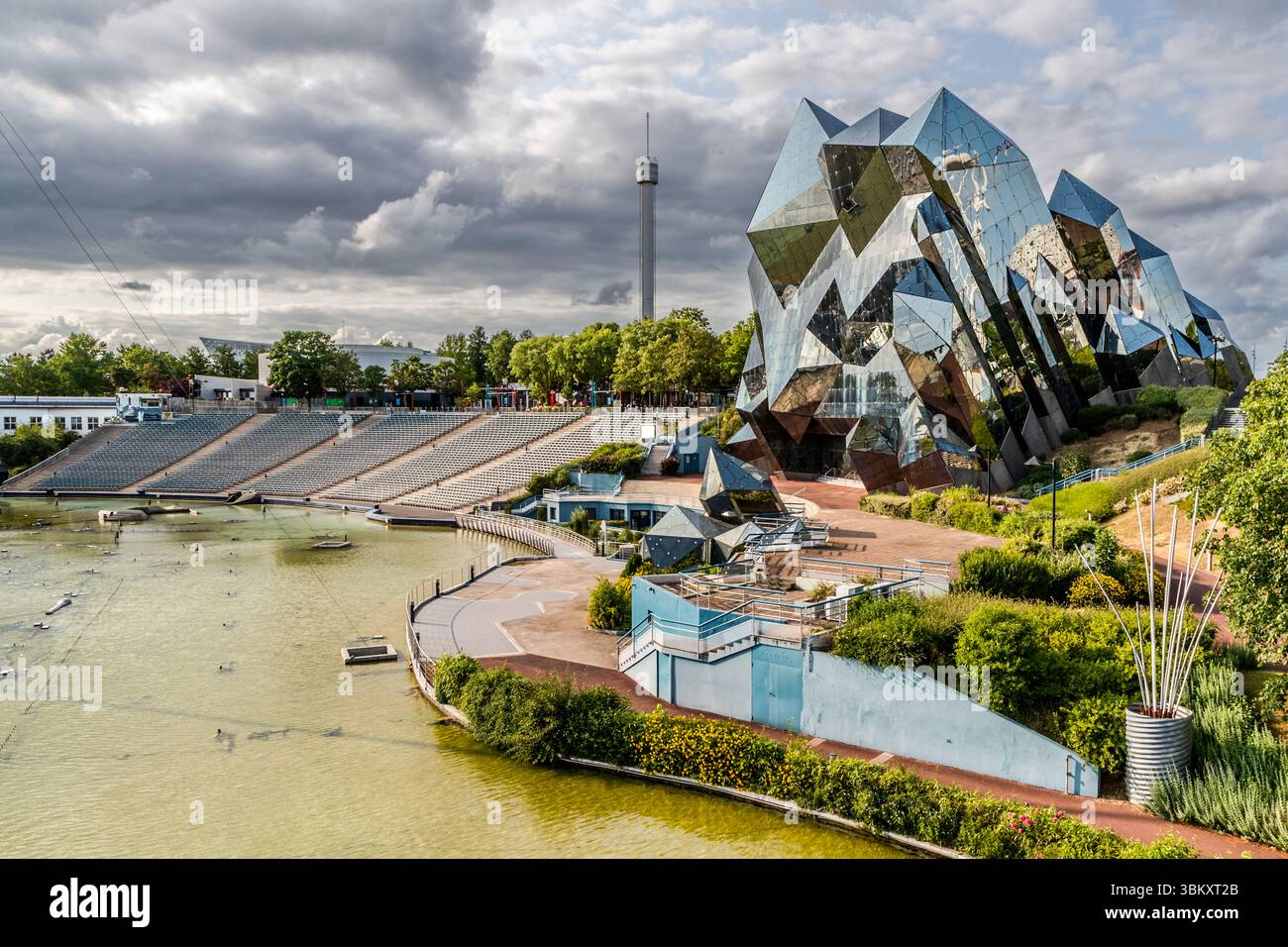 Le Futuroscope près de Poitiers est un parc d'attractions spécialisé dans les thèmes futuristes, les expériences multimédia et les attractions innovantes. Avenue René Monory, Chasseneuil-du-Poitou, Nouvelle-Aquitaine, France Banque D'Images