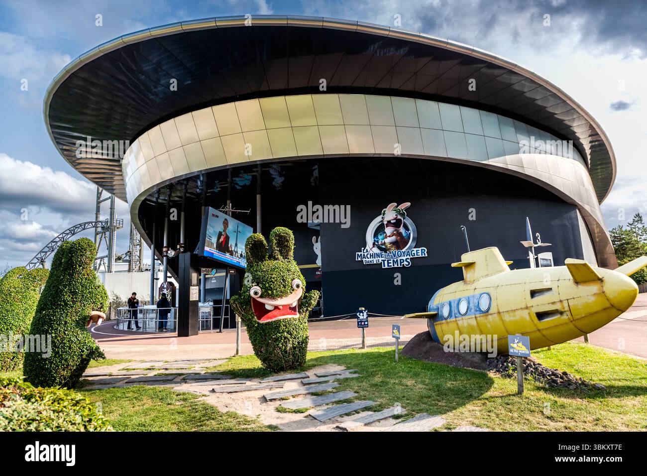 Le Futuroscope près de Poitiers est un parc d'attractions spécialisé dans les thèmes futuristes, les expériences multimédia et les attractions innovantes. Allée principale, Chasseneuil-du-Poitou, Nouvelle-Aquitaine, France Banque D'Images