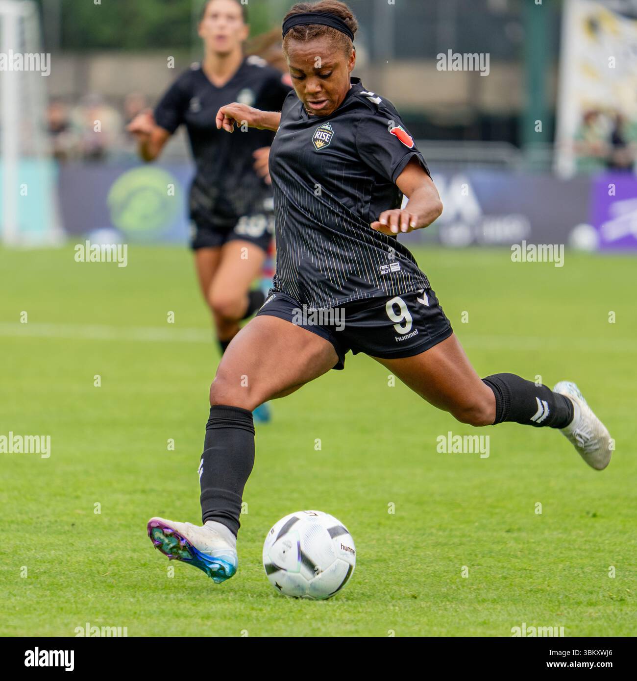 BURNABY, CANADA – 23 JUIN 2025 : L’attaquante du Vancouver Rise FC Mariah Lee (#9) montre sa technique et sa concentration alors qu’elle frappe la balle lors d’un match de Super League du Nord (NSL) au Swangard Stadium. Lee est une joueuse offensive clé dans la nouvelle ligue professionnelle de soccer féminin du Canada. Crédit : Joe Ng/Alamy Live News Banque D'Images