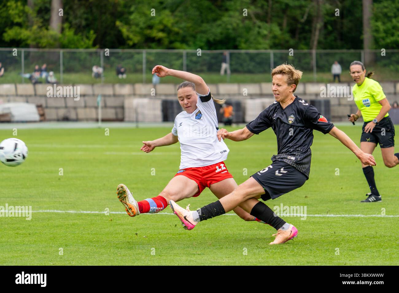 BURNABY, CANADA – 23 JUIN 2025 : Quinn, milieu de terrain du Vancouver Rise FC (n°5, maillot noir), s’engage dans un défi 50/50 avec un joueur du Montreal Roses FC lors d’un match de Super League du Nord (NSL) au Swangard Stadium. Ce moment d'action physique intense met en valeur la compétition de haut calibre dans la nouvelle ligue professionnelle de soccer féminin du Canada. Crédit : Joe Ng/Alamy Live News Banque D'Images