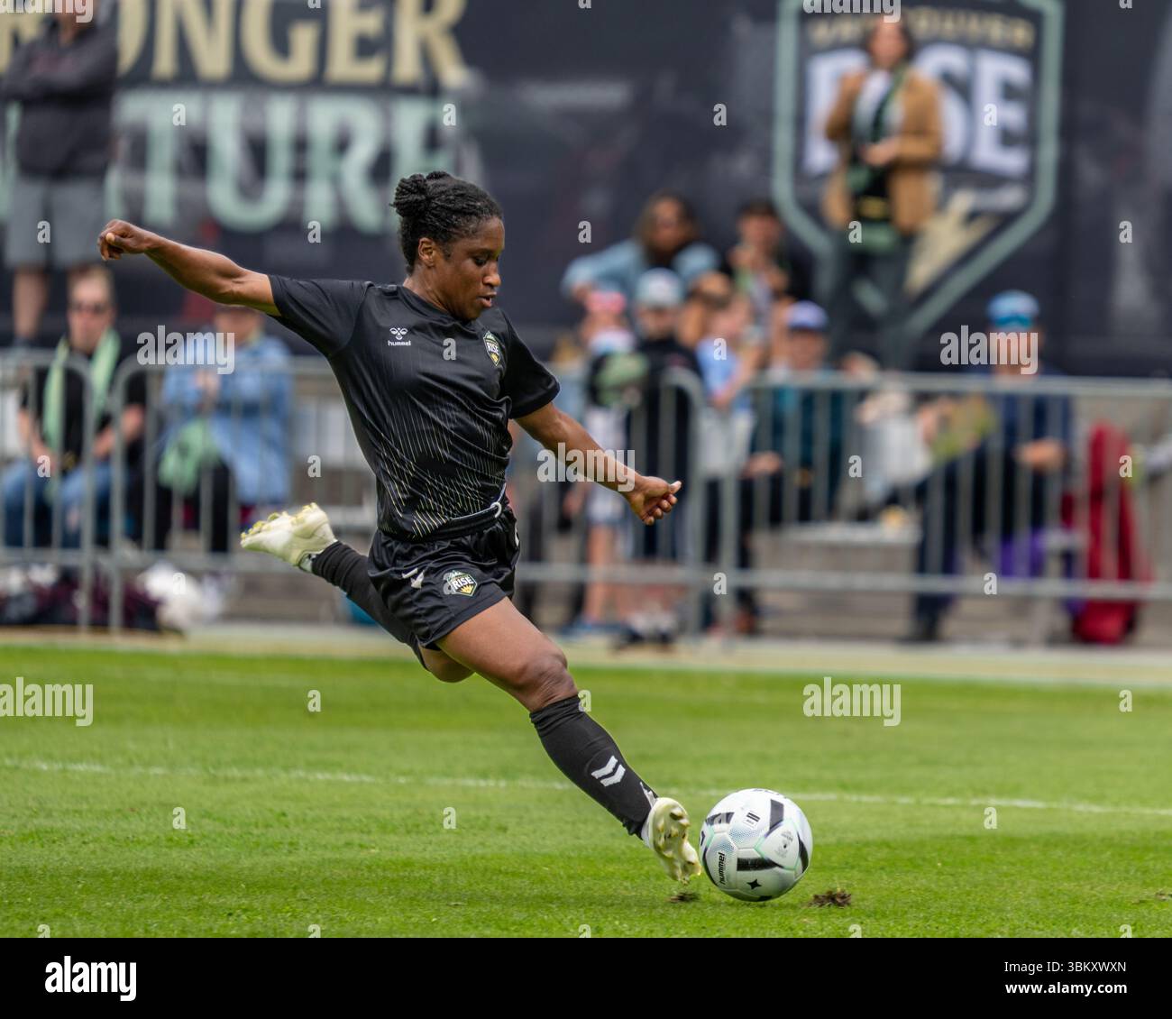 BURNABY, CANADA – 23 JUIN 2025 : Jasmyne Spencer (n°3), attaquante du Vancouver Rise FC, démontre sa puissante technique de frappe lors d’un match de Super League du Nord (NSL) au Swangard Stadium. L'habileté de la joueuse vétéran souligne le niveau élevé de jeu dans la nouvelle ligue de soccer féminine professionnelle du Canada. Crédit : Joe Ng/Alamy Live News Banque D'Images