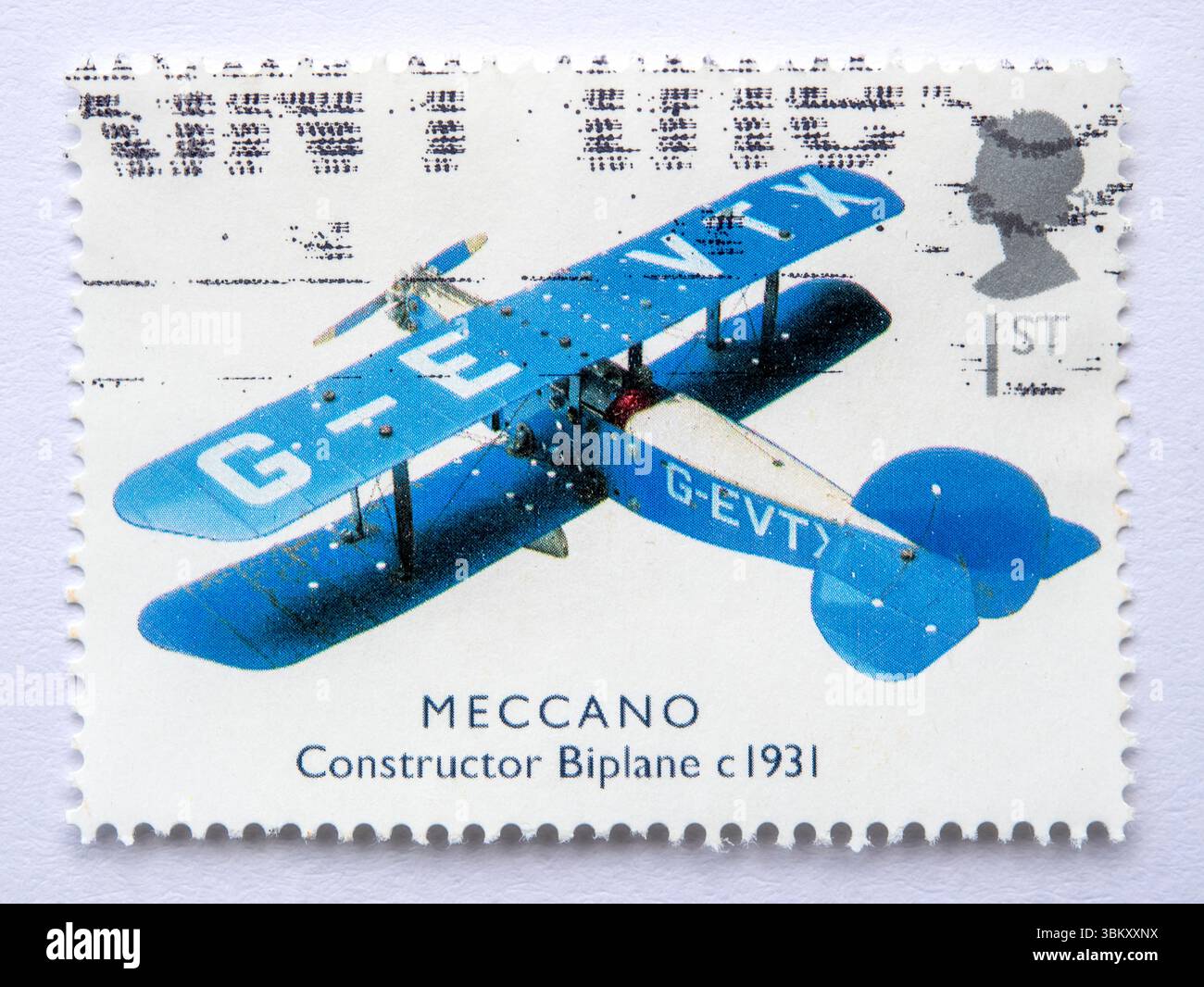 Timbre-poste britannique de première classe représentant un biplan constructeur Meccano, faisant partie de la série Transports of Delight célébrant les jouets de transport classiques Banque D'Images