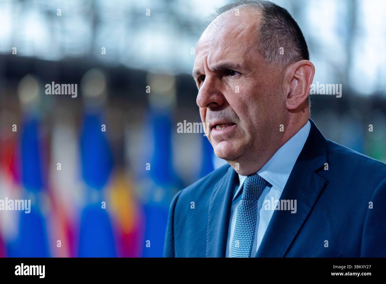 BRUXELLES, BELGIQUE - 23 JUIN 2025. Giorgos GERAPETRITIS, ministre grec des Affaires étrangères, s’entretient avec les médias à son arrivée pour assister à une réunion du Conseil des Affaires étrangères de l’UE, dans le bâtiment Europa, siège du Conseil de l’UE à Bruxelles, Belgique. Les ministres des Affaires étrangères de l’UE discuteront de l’agression russe contre l’Ukraine à la suite d’un échange informel avec le ministre ukrainien des Affaires étrangères Andrii Sybiha, ainsi que des récents développements au moyen-Orient après les frappes israéliennes et américaines contre l’Iran et de la réponse de l’Iran. Crédit : Morfo SAVVA | Alamy Live News Banque D'Images
