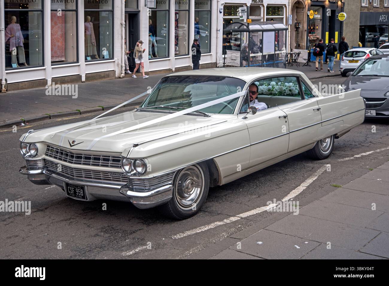 Une Cadillac blanche de 1964 qui traverse le Grassmarket dans la vieille ville d'Édimbourg. Banque D'Images