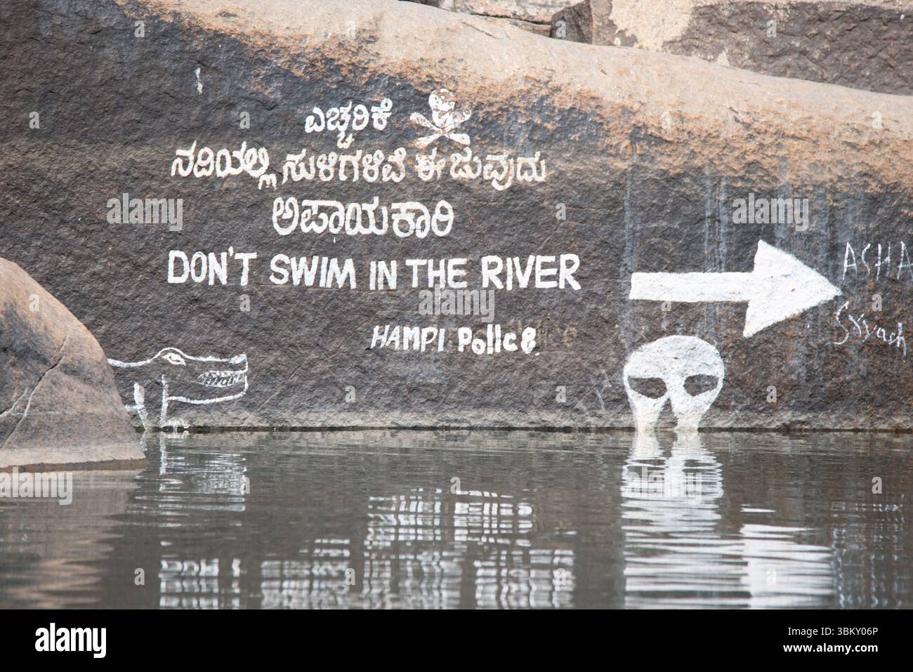 Panneau d'avertissement de crocodile sur la rivière Tungabhadra à Hampi, Karnataka en Inde, mise en garde contre les animaux dangereux dans l'eau, danger pour la vie, 12.03.2025 Banque D'Images