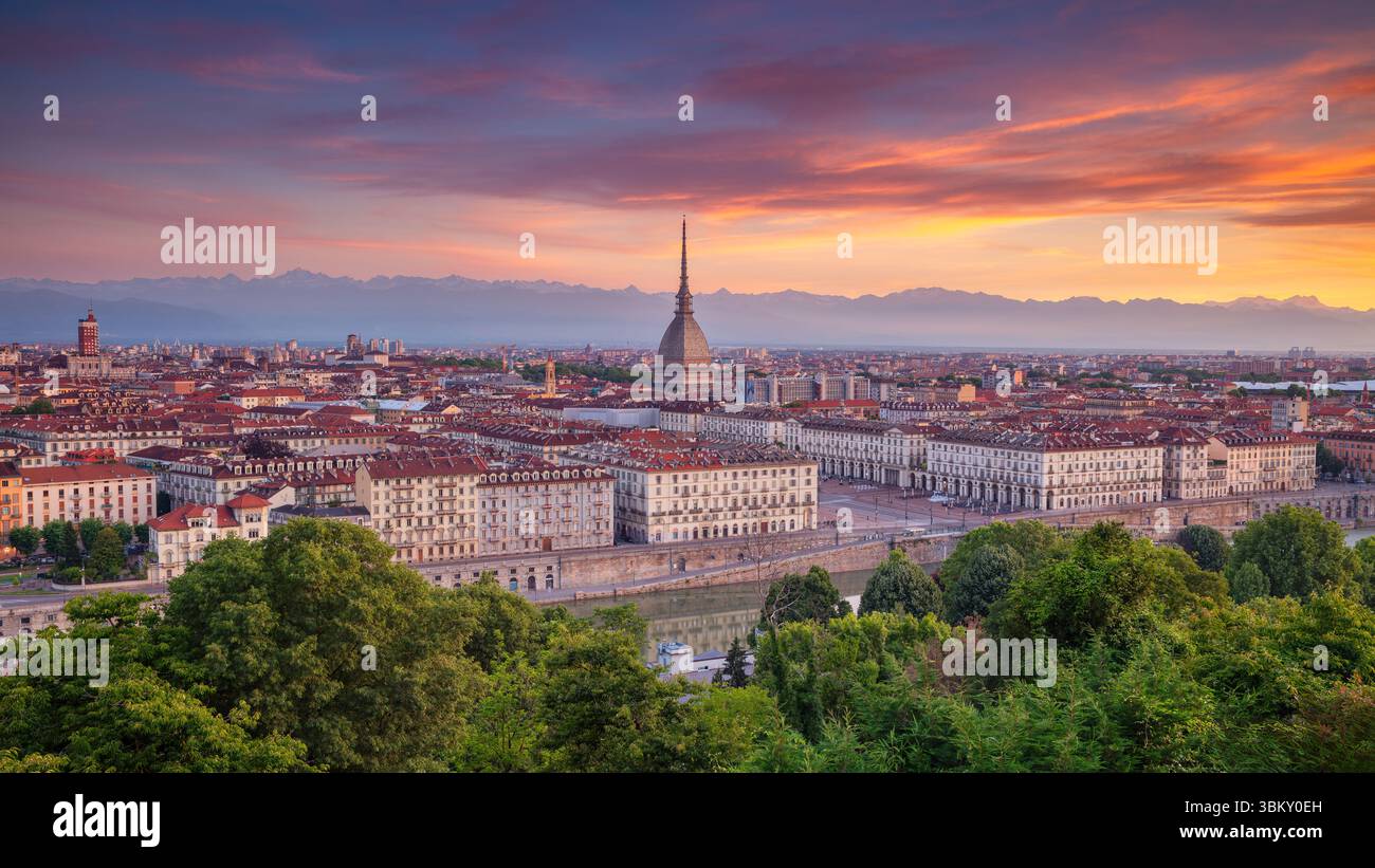 Turin, Italie. Image panoramique de paysage urbain aérien de Turin, Italie pendant le beau lever du soleil d'été. Banque D'Images
